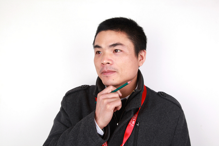 结构设计师 - 刘鑫荣<br/>
					人生如梦，梦若人生。<br/>
					在短短的三万多天里，有高潮，有低谷；有成功，有失败；有生亦有死。<br/>
					年轻人看到人生路上满是灿烂的鲜花，老年人看到人生途中的是凄美的斜阳。<br/>
					我要说：人生既有鲜花，也有斜阳；在斜阳里鲜花绽开，在鲜花下可能掩盖着斜阳。<br/>
					我面对如此美丽的人生，经常在想：人活着究竟是为了什么？<br/>
					有的人甘愿当一名乞丐，流浪街头；有的人不甘平庸，孜孜不倦；有的人自甘堕落，碌碌无为；有的人纸醉金迷，荒度光阴。<br/>
					我一直在想：我希望做个什么样的人？我能做个什么样的人？我应该做个什么样的人？<br/>
					人生几十年！是一个绚丽、悠长的梦。聚也匆匆，散也匆匆。等到白发于我们的那一年，梦也醒了，回头展望一
					下自己留下的足迹：有荒度光阴的追悔，只能发出“白了少年头，空悲切”感叹；也有碌碌无为的惆怅，不免会叹
					息“安邦治国平天下，自有孔圣人”的不平；也有孜孜不倦的自豪，追忆人生时就会有“黄河归来不看川，黛眉归来
					不看山”的万丈豪情。人也是动物，之所以与其他动物区分开来，就因为人具备了各种欲望。