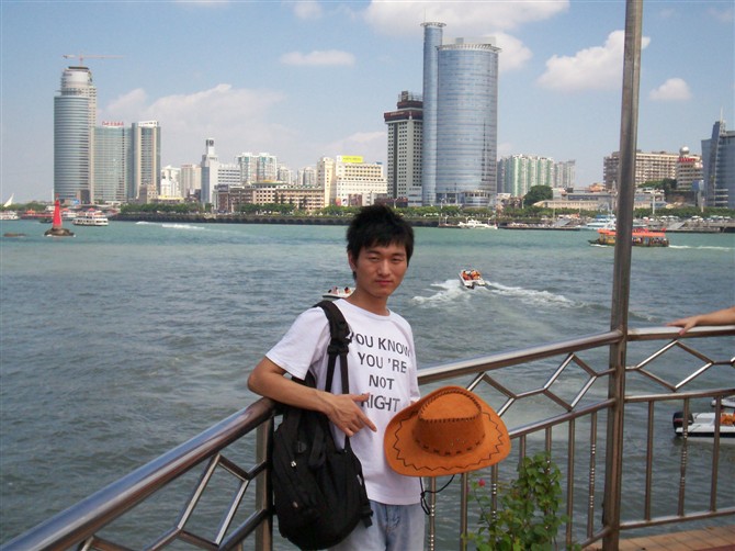 专卖店设计部－邹艳超<br/>
					昨天，已经从生命中流走；<br/>
					明天，在生命中是个未知数；<br/>
					今天，才是我应该把握和珍惜的时光……人生的旅途，千条万条，分支无数，每走一步，都需要作出艰难的
					选择，没有谁会事先知道，哪一条是死胡同，哪一条通向光明？无数次的站在人生的十字路口上，无数次
					的面临着不同的抉择，向左走，向右走？没有经验，没有向导，没有提示，没有路标，一切都要凭借自己
					的智慧和勇气，做出选择和决定，正因为人生的舞台没有彩排，也没有重演，所以人生路上我们的每一个
					选择和决定，都必须深思熟虑，三思而行，对自己负责，对命运负责，对不能重新来过的人生负责。