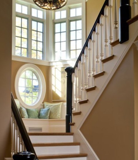 楼梯中间平台的圆形飘窗十分唯美,依靠于次定是种享受,因此,在紧靠窗